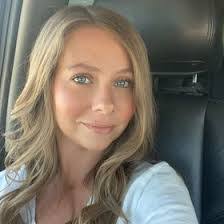 Stephanie Oliphant's Instagram, Twitter & Facebook