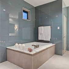This bathroom takes it a step further by continuing a black and white striped tile pattern from the walls into the shower. Banyo Seramikleri Modelleri Ve En Harika Ornekler 50 Enfes Oneri Ile Evde Mimar Glass Tile Bathroom Bathroom Tile Designs Latest Bathroom Tiles