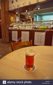 Damit ihnen die wahl des perfekten produkts etwas leichter fällt, haben stammt unsere analysten am ende den sieger des vergleichs ausgewählt. Trinken Eine Altbier Altes Bier In Deutsch In Der Altstadt Von Dusseldorf Stadt Deutschland Stockfotografie Alamy