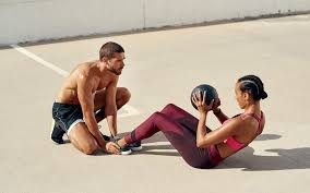 Bauchmuskelübungen ohne geräte für zu hause können insbesondere von trainingsanfängern ideal durchgeführt werden. Sixpack Ubungen Dein Trainingsplan Fur Einen Definierten Bauch