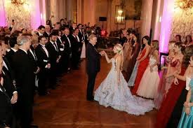 Pour Les 25 Ans Du Bal Des Debutantes Stella Belmondo Illumine La Soiree Mariage Robe Dentelle Robe De Mariee Bal
