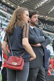L'ormai ex signora agnelli, attraverso un tweet inequivocabile ha ufficializzato la fine del suo matrimonio. In Amore Tutte Cameriere Il Foglio
