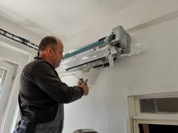 A klíma szerelés megrendelése után a helyszínre pontosan kiérkező szerelőink. Klima Szereles Hazilag Korkealaatuinen Korjaus Valmistajalta