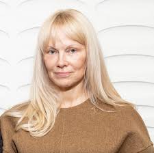 Pamela Anderson jumps