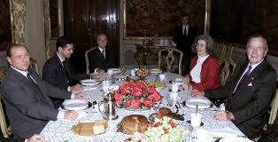 Quando lo si andava a trovare non ci si stancava mai di sentirlo parlare, anche se, ogni tanto, veniva voglia di perdersi a guardare foto incorniciate d'argento, da silvio berlusconi a laurence olivier, da maria. Silvio Berlusconi Lascia Palazzo Grazioli Formidabili Quegli Anni Foto E Video Oggi