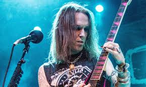 He was best known as the lead guitarist. Byidg72wta Fom