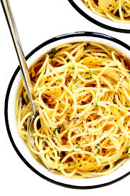 Versare abbondante olio in una padella e aggiungere gli spicchi d'aglio tagliati finemente e privati dell'anima, insieme a due. Spaghetti Aglio E Olio Recipe Gimme Some Oven
