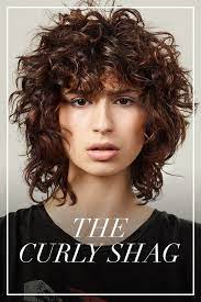The choppy curly bob looks so cute! Hair Trend News Looks And Hairstyles By L Oreal Professionnel Sac Guzellik