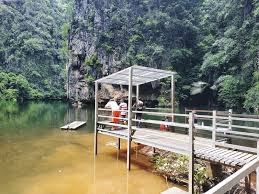 Jalan berbatu dan memang berdebu dan berselut habis. Tasik Cermin Ipoh Ditutup