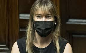 Maria elena boschi nasce il 24 gennaio del 1981 a montevarchi (arezzo), figlia di stefania, dirigente scolastico, e pierluigi, dirigente bancario. Maria Elena Boschi Stronca I Grillini Chiediamo Il Mes Non Meb Il Tempo