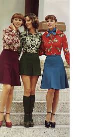 Black 70 S Fashion Costumes 70s Short Skirts Pleated Mini Blue Green Black Burgundy Red Floral Shirts Platform Shoes Sandals Day Wear 70s Fashion Fashion Retro Fashion