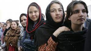 Jeff walker amerikai pilóta egy bevetés közben lezuhan és egyedül találja magát a háború sújtotta afganisztánban. Megtiltottak A Nyilvanos Eneklest A Lanyoknak Afganisztanban