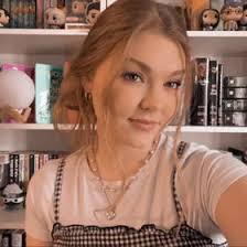 Selena Hunt's Instagram, Twitter & Facebook