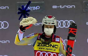 Underveis i omgangen mistet foss solevåg i tillegg glasset i skibrillene i snødrevet i schladming, og da var han i realiteten sjanseløs. Henrik Kristoffersen Siegesfreude Und Weihnachtlicher Trennungsschmerz Ski Weltcup 2020 21 Aktuelle Nachrichten Und Informationen Zur Skiweltcup Wm Saison 2020 21