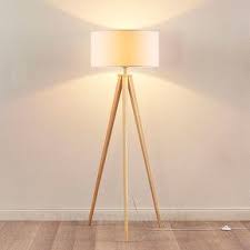 Dreibeinige Holz Stehlampe Mya Mit Weissem Schirm Stehlampe Wohnzimmer Stehlampe Stehlampe Mit Schirm