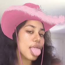 Naomi Dyer Narova (@omzzy_fj)