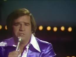 Recordamos a Joe Dolan con "Dama de Azul". Interpretación en vivo, año  1975. El cantante irlandés falleció un 6 de Diciembre de 2007...