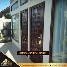 Penggunaan detail lain yang dapat menambah kesan sederhana adalah bagian pegangan pintu. Gambar Pintu Besi Minimalis Modern Ilmu