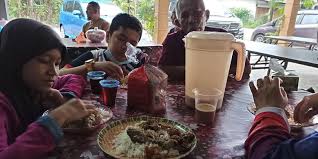 Disenaraikan dalam tempat makan yang harus dicuba di kelantan. Mengira Warung Keluarga Ini Rupanya Makan Di Rumah Orang Halaman All Kompas Com