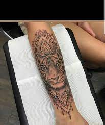 Auf Der Ruckseite Des Linken Armes Und Unter Dem Geschriebenen Madchen Power Tatto Sleeve Tattoos Tiger Tattoo Sleeve Girl Power Tattoo