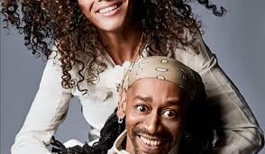 Band Stereo Freedom tritt vor der Galerie von Daniel Mees in Fell auf