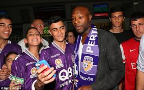 Former arsenal and chelsea defender william gallas has brought the curtain down on his career at the age of 37, but we can't help feel that this embarrassing episode for perth glory may have accelerated his decision. William Gallas Arrives At Perth Airport After Signing For Glory Daily Mail Online