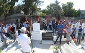 Τάσος αναστασόπουλος συμπληρώθηκαν, ήδη 40 χρόνια από τον θάνατο του νίκου ζαχαριάδη, του ιστορικού ηγέτη του κ.κ.ε., από τότε, δηλαδή, που βρέθηκε κρεμασμένος στο δωμάτιο του σπιτιού, που του είχε παραχωρήσει η. Ekdhlwsh Sth Mnhmh Toy Nikoy Zaxariadh
