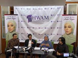Clad in a black suit, hafarizam, 47, looked composed as the charges were read to him in a courtroom packed with staff members and lawyers from his law firm messrs hafarizam wan & aisha mubarak (hwam), who were on hand to support him. Hafarizam Wan Aisha Mubarak Putrajaya Malayakip