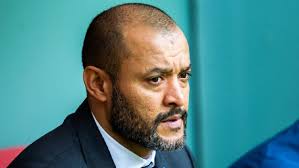 El wolverhampton y nuno espírito santo, quien le ha dado a los lobos los mejores resultados de su historia, firmaron un nuevo contrato por tres años. Wolves Extend Manager Nuno Espirito Santo Contract Until 2021