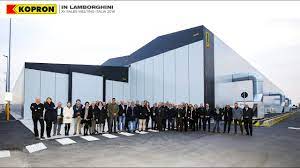 Ne sono esempio tutti i moderni insediamenti produttivi industriali/magazzini. Kopron Capannoni Mobili Di Grandi Dimensioni Per Lamborghini Youtube