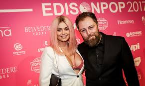 Roxeanne Hazes houdt bescheiden bruiloft en broer André is getuige: ‘Onze band is zo bijzonder geworden’