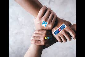 He was crazy about her. L4vlknd3qrnv5m