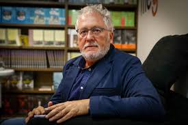 El médico salubrista, el escritor, el periodista, el maestro, el hombre familiar, el defensor de los derechos humanos, el. Llevar Un Diario Es Un Ejercicio Para No Autoenganarse Nunca Hector Abad Faciolince
