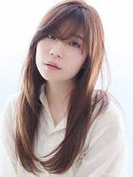 ニュアンスカール大人ストレート 20代 30代におすすめ大人かわいいモテ 愛され ナチュラル フェミニン うざバング ベージュグレージュハイトーンカラー ヘアサロン予約 ozmallビューティ 2021 ロングヘア ヘアサロン 髪型