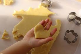 Recette A Faire Avec Les Enfants Petits Biscuits Maison Avec Emporte Pieces En 2020 Biscuit Maison Recette Biscuit Facile Recette Petit Sable