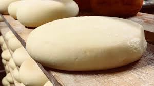Il formaggio si ottiene grazie alla coagulazione del latte (vaccino, caprino o ovino) tramite il caglio, un prodotto della macerazione di parti dello stomaco di vitello, agnello o capretto in un liquido. Come Fare Il Formaggio Pecorino In Casa Bindi Enzo Pienza