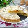La crema pasticcera è una ricetta base dolce perfetta per farcire torte, riempire bignè, da gustare al cucchiaio. 1