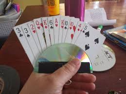 Here's what you've gotta do: Bild Von Spielkartenhalter Fur Kinder Und Menschen Die Eine Harte Zeit Halten Karten Haben Playing Card Holder Playing Card Crafts Card Holder Diy