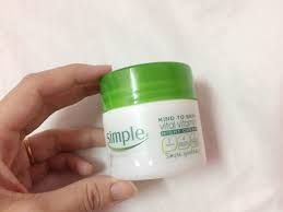 Krim malam terbaik akan membantu proses regenerasi kulit, yang biasanya terjadi ketika kita tertidur. Simple Vital Vitamin Night Cream Review Iman Abdul Rahim