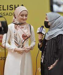 Hannah delisha bakal tampil dengan filem terbaru, langsuir di bawah arahan pengarah osman ali. Pakai Tudung Tutup Dada Hannah Delisha Raih Pujian Netizen