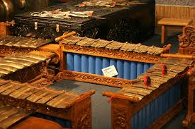 Keistimewaan alunan musik gamelan jawa adalah cenderung bersuara lembut. Gender Wikipedia