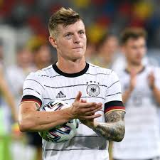 Toni kroos (born 4 january 1990) is a german professional footballer who plays for spanish club real madrid and the german national team. Toni Kroos Frau Und Sohn Uberraschen Kleine Patienten Gala De
