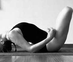 Variando el el pez ..matsyasana, en búsqueda de la expansión del corazón,  el desbloqueo del habla y la conexión con la totalidad … respirar lento y  profundo es fundamental en esta postura… #