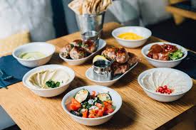 Mezzelicious Joli Restaurant Installe Rue De Saint Malo Casse Les Codes Des Restaurants Libanais Traditionnel Restaurant Libanais Restaurant Cuisine Libanaise