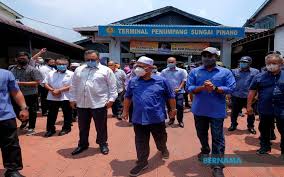 Pangkor juga mempunyai sebuah lapangan terbang, yang dioperasikan oleh berjaya air yang mempunyai tiga penerbangan seminggu untuk memudahkan pengunjung yang bercuti di pulau pangkor. Bernama Jeti Sungai Pinang Kecil Bakal Jadi Jeti Kedua Ke Pulau Pangkor Mb