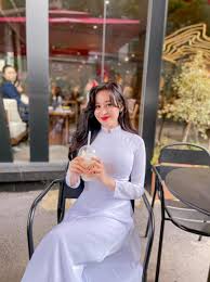 Bà Tưng mặc áo dài trắng đẹp nồng nàn, khoe nhan sắc thoát tục, dáng gầy  mong manh