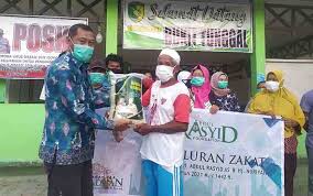 Berawal dari melihat ibu tiri wikwik jadi kepengen genjodd tembokkk sampai jadi anak. Warga Bukit Tunggal Dapat Jatah 100 Karung Beras Zakat Dari H Abdul Rasyid As