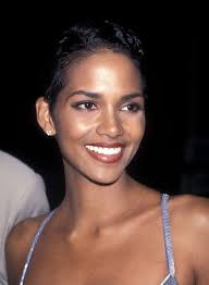 Halle berry has rocked a number of hairstyles over the years, but it's her signature pixie cut that has become iconic. Halle Berry S Beauty Evolution Beauty Halle Berry Short Hair Halle Berry
