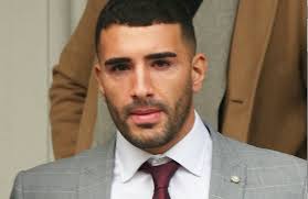 Cage fighter knocks out aggressive drunk with single punch