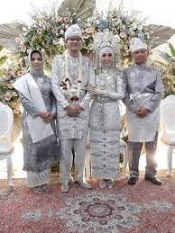  Sewa Baju Adat Sewa Baju Daerah Sanggar Baju Daerah Kalimantan Pengantin Gambar Pengantin